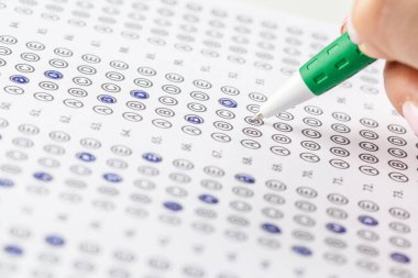 yanıtlar ve kalem ile test puanı levha