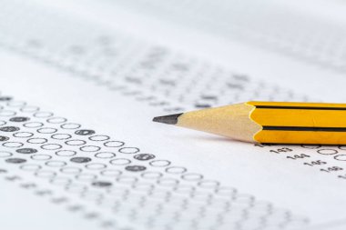 yanıtlar ve kalem ile test puanı levha