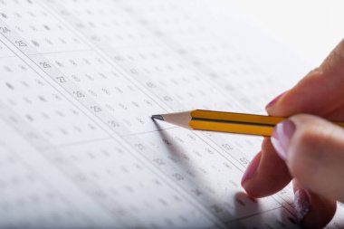 yanıtlar ve kalem ile test puanı levha