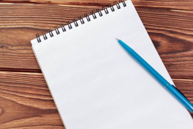 Ofis resepsiyon masa üstü görünümü. Ahşap masa boş sayfaları ile not etmek
