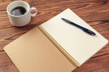 Ofis resepsiyon masa üstü görünümü. Ahşap masa boş sayfaları ile not etmek