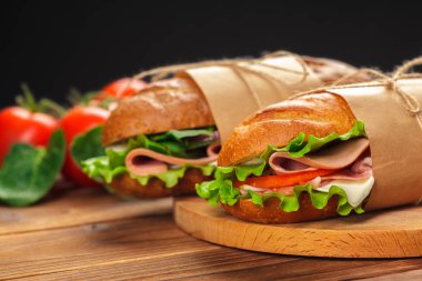 Tahta bir masada sandviç.