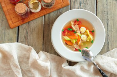 Sebzeli tavuk çorbası yakın çekim 