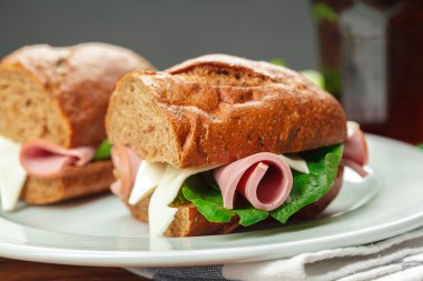 sandviç ahşap bir masa üzerinde Kapat 