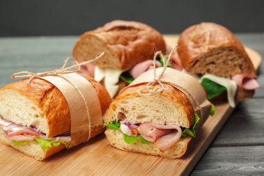 Tahta bir masada sandviç.