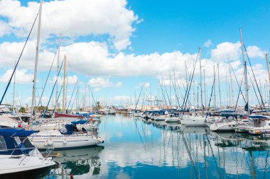Yelkenli tekneler arka plan üzerinde Marina
