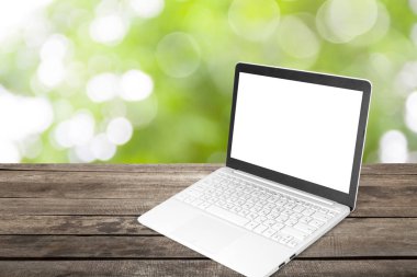 Masada boş ekran olan dizüstü bilgisayar