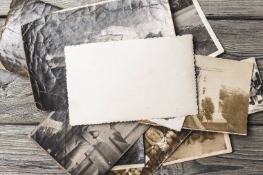 Ahşap masa üzerinde eski fotoğrafları