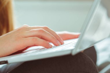 Dizüstü bilgisayar kullanan genç kadın