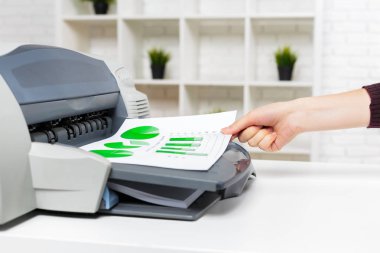 arka planda, ofiste yazıcı yakın çekim