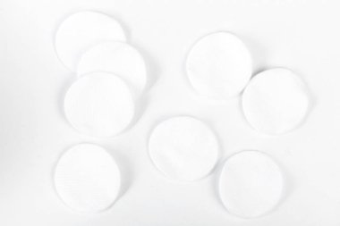 Beyaz arka plan üzerinde izole pamuk süngerler