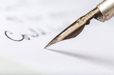 antika bir el yazısıyla mektup üzerinde dolma kalem