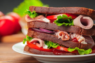 Tahta bir masada sandviç.