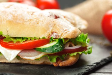 sandviç ahşap bir masa üzerinde Kapat 