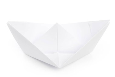 origami kağıt teknesi beyaz arkaplanda izole edildi