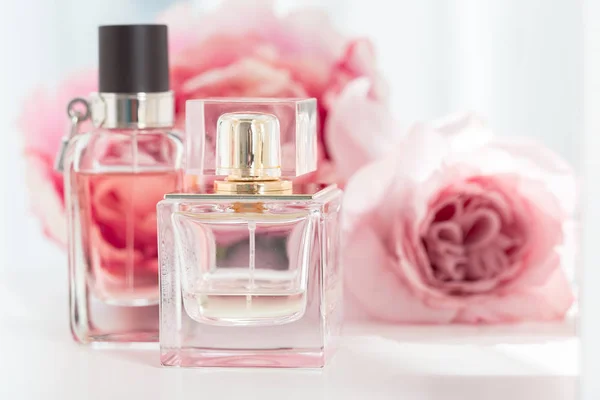 Parfum Fles Met Bloemen Close — Stockfoto