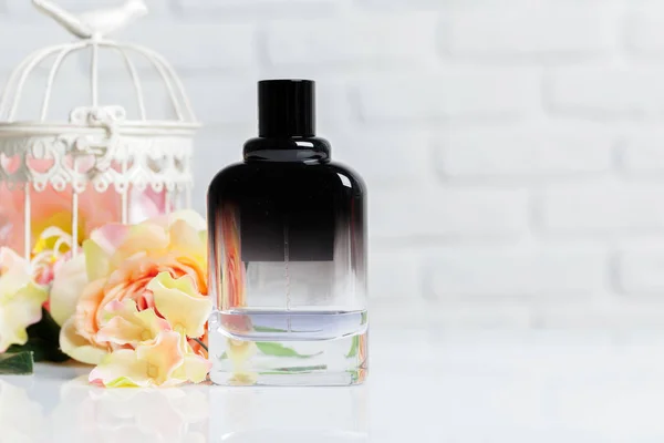 Frasco Perfume Com Flores Vista Perto — Fotografia de Stock