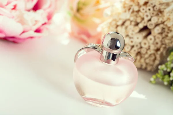 Botella Perfume Con Flores Vista Cerca — Foto de Stock