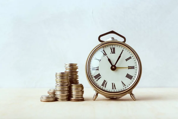 Tiempo Dinero Reloj Mesa Con Monedas — Foto de Stock