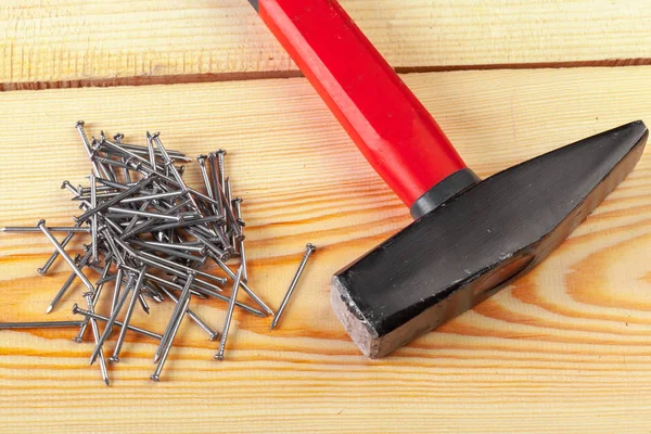 Hammer Und Nägel Auf Holz Hintergrund — Stockfoto