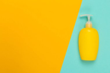 Kozmetik ürün parlak bir bicolor arka planda, üstten görünüm