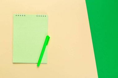 Tasarımınızın üstten görünüm parlak bicolor arka plan üzerinde boş kağıt Not defteri