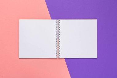 Tasarımınızın üstten görünüm parlak bicolor arka plan üzerinde boş kağıt Not defteri