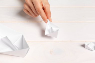 Origami kağıt tekne handcrafting işlemi
