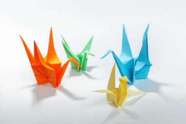 Origami kraan op witte achtergrond