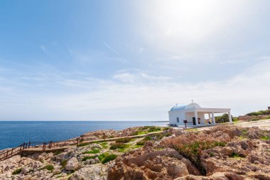 sabah bir kayalık sahil görünümü