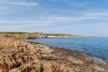 sabah bir kayalık sahil görünümü