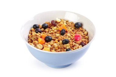 Kase üzerinde beyaz izole meyve parçaları ile ev yapımı granola