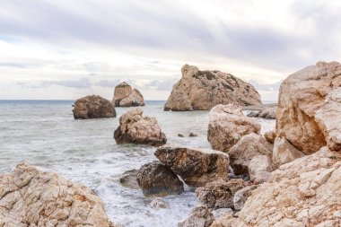 sabah bir kayalık sahil görünümü