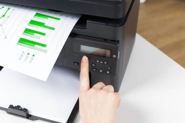 arka planda, ofiste yazıcı yakın çekim