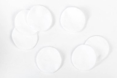 Beyaz arka plan üzerinde izole pamuk süngerler