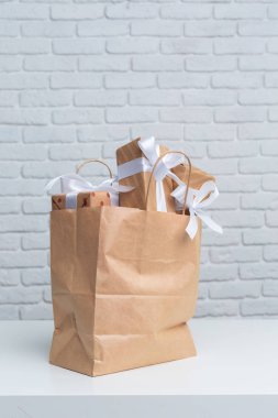 Kağıt alışveriş çantası hediye kutusunda
