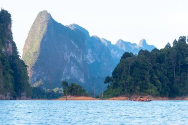 Kaya, deniz ve mavi gökyüzü doğa görünümü 