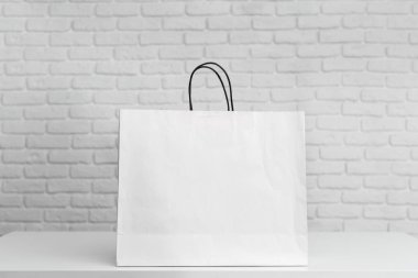 Beyaz alışveriş çantası masada