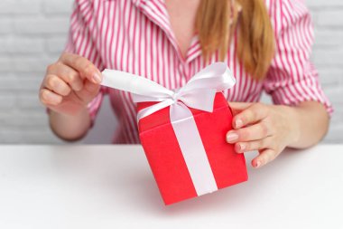 hediye kutusu tutan eller.