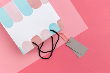 Kağıt alışveriş çantası renkli arka plan üzerinde