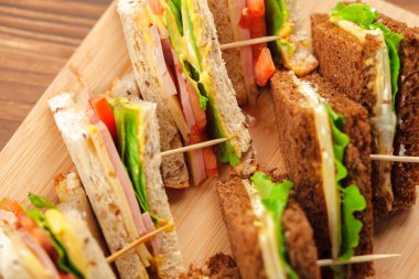 sandviç ahşap bir masa üzerinde Kapat 