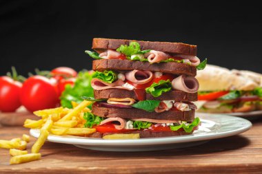 sandviç ahşap bir masa üzerinde Kapat 