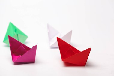 Kazanan kırmızı kağıt gemi