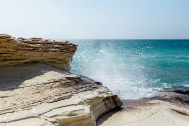 sabah bir kayalık sahil görünümü