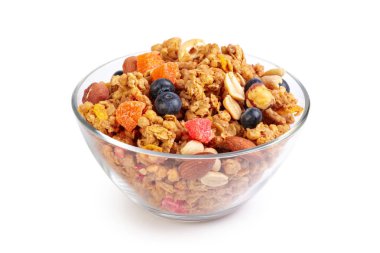 Kase üzerinde beyaz izole meyve parçaları ile ev yapımı granola