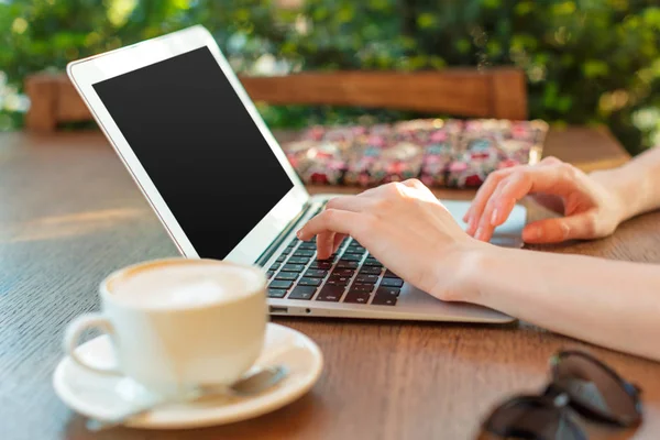 Frau Benutzt Laptop Während Einer Kaffeepause — Stockfoto