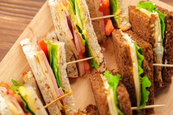 sandviç ahşap bir masa üzerinde Kapat 