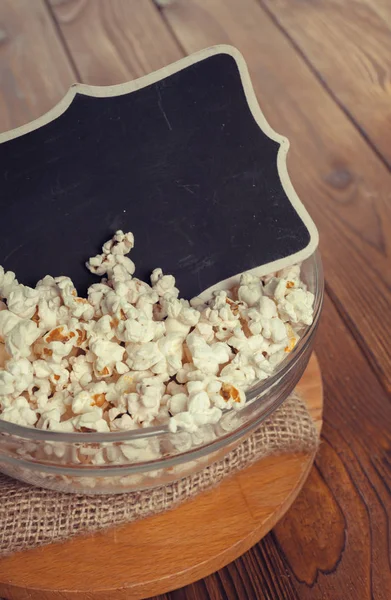 Salz Popcorn Auf Dem Holztisch — Stockfoto