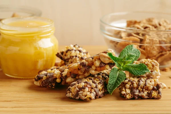 Sağlıklı kahvaltı masada.