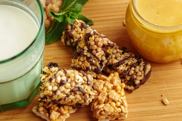 Sağlıklı kahvaltı masada.